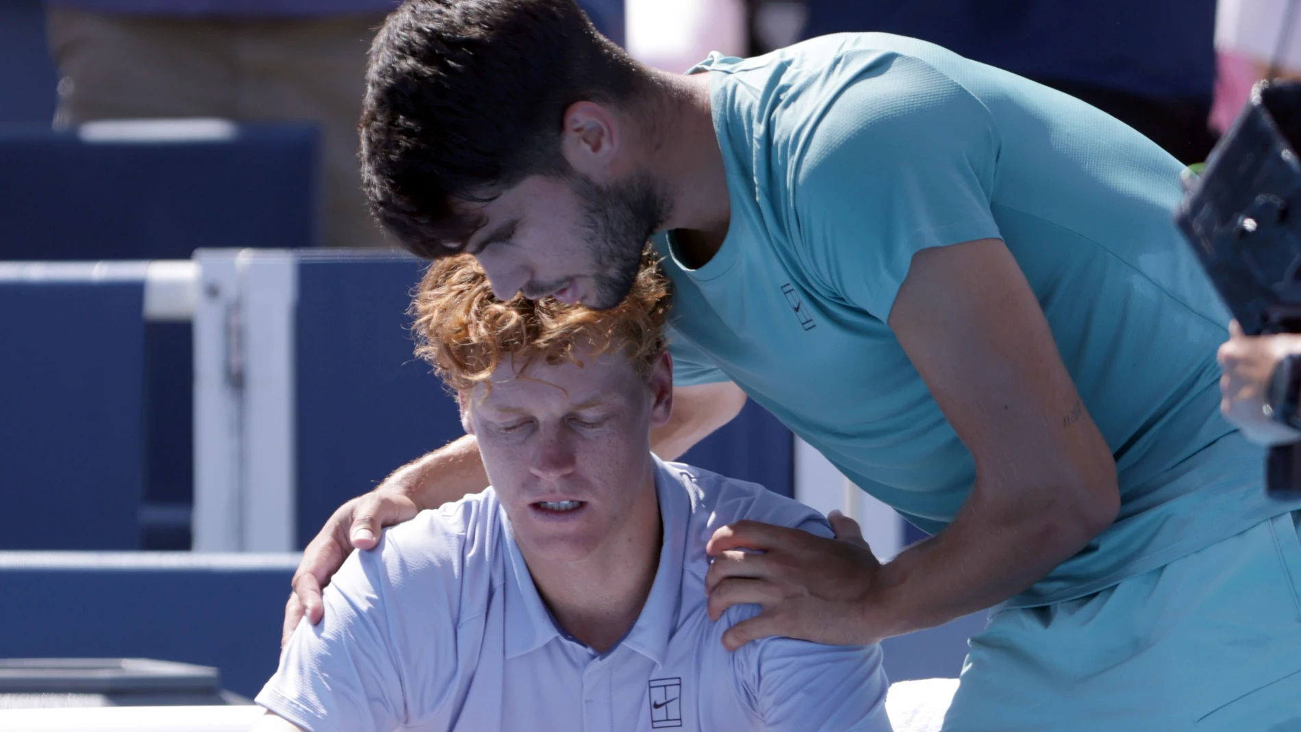 MASON (United States), 18/08/2025.- Carlos Alcaraz (R) of Spain consoles Jannik Sinner (L) of Italy after Sinner retired at 0-5 in the first set due to illness, during the Men's Final of the Cincinnati Open at the Lindner Family Tennis Center in Mason, Ohio, USA, 18 August 2025. (Tenis, Italia, España) EFE/EPA/MARK LYONS