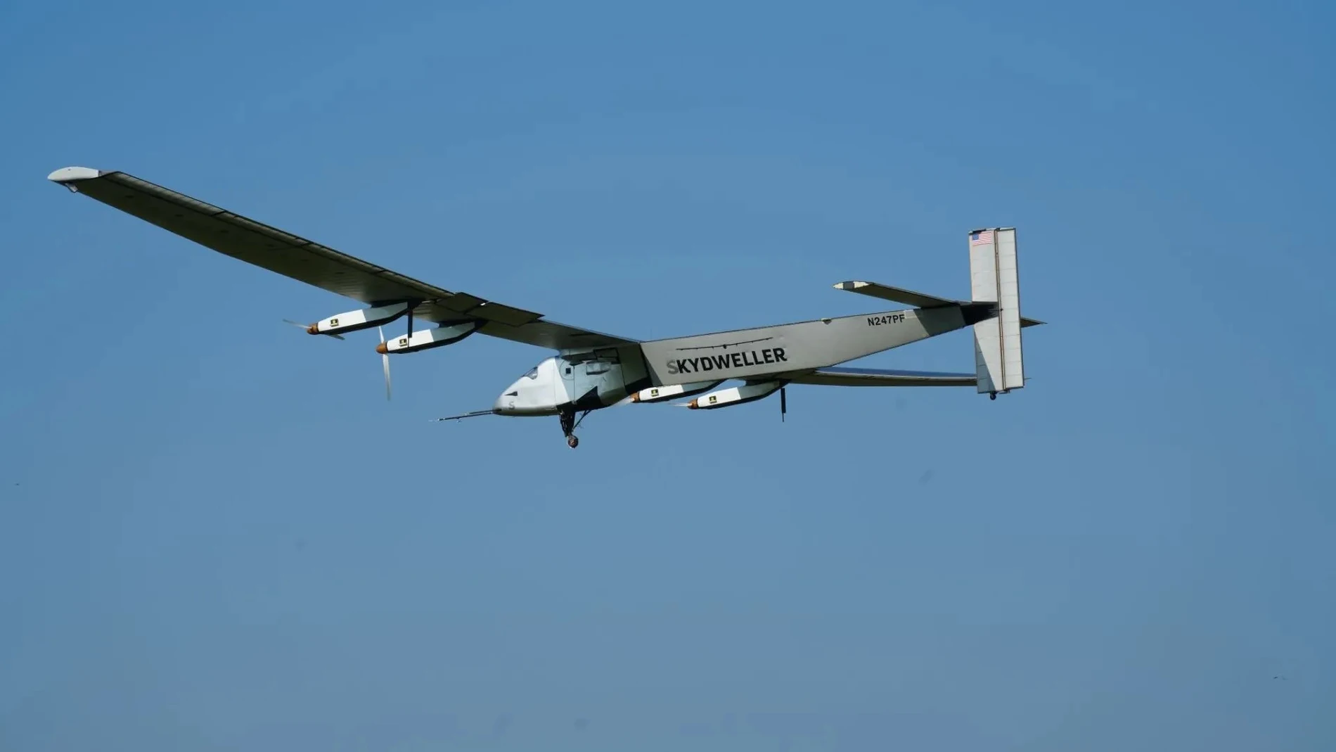 Dron de enorme tamaño volando por el cielo