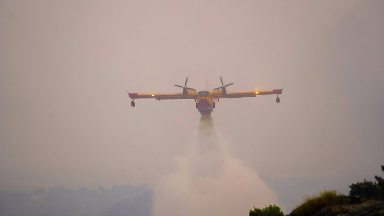 Equipos de extinción siguen trabajando en el incendio de Colmenar Viejo