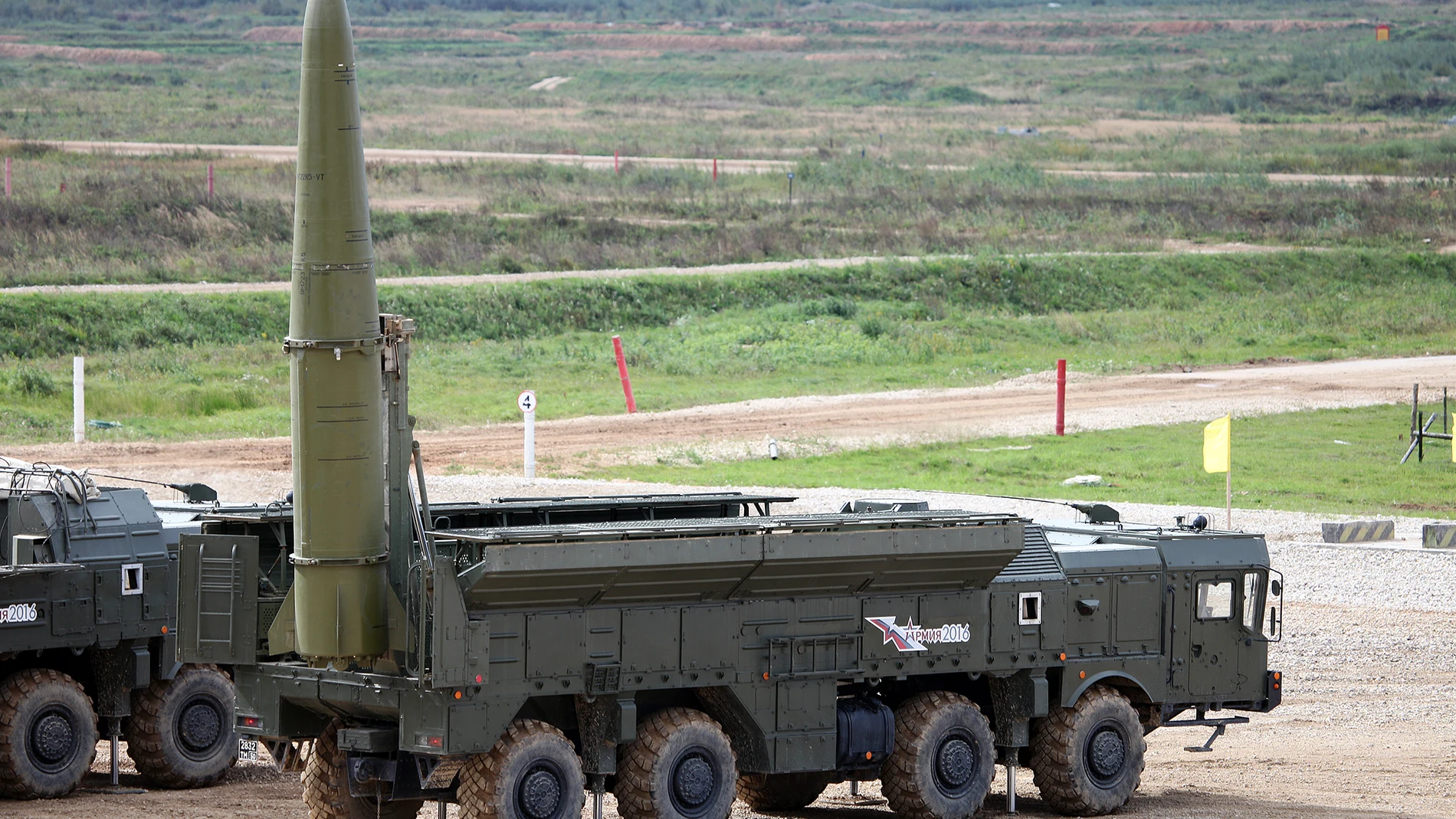 Camión del ejército ruso equipado con misiles a punto de disparar