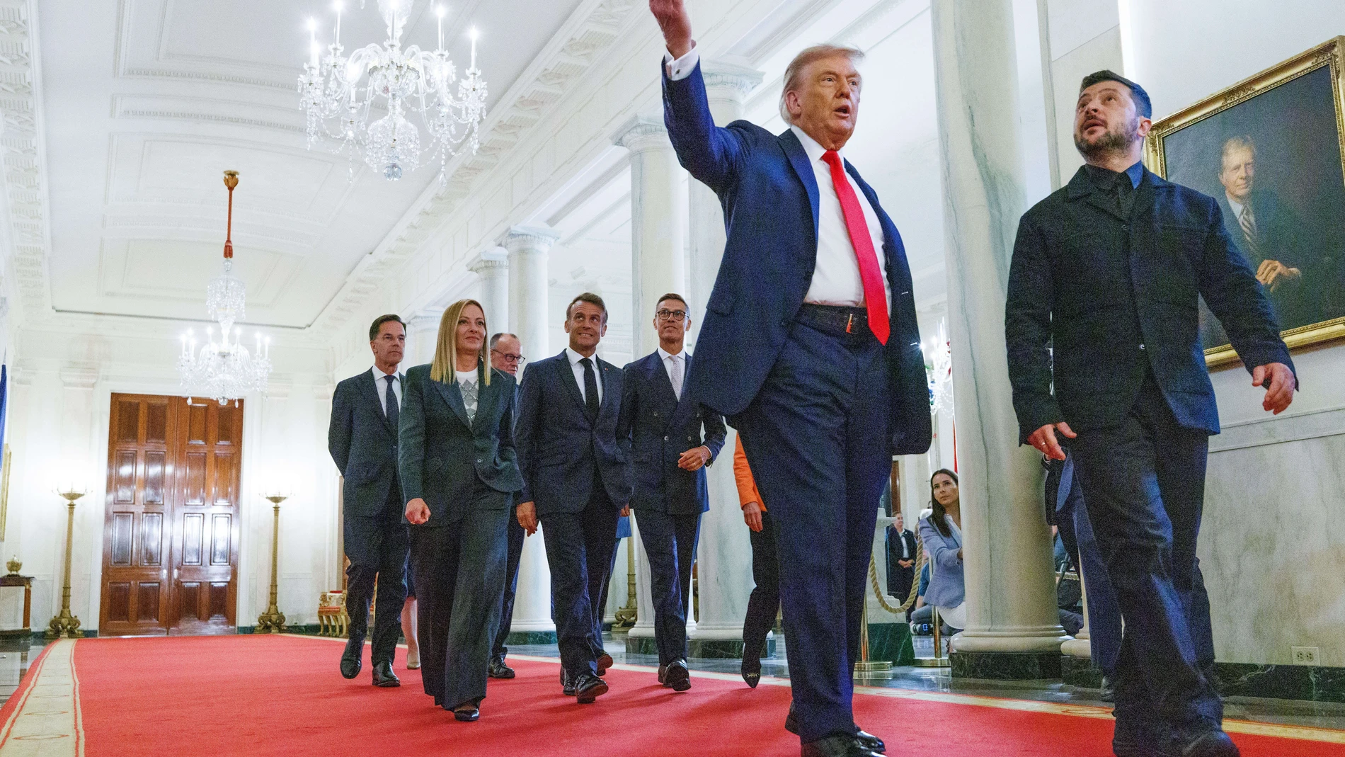 FOTODELDÍA DSC07041. WASHINGTON (ESTADOS UNIDOS), 18/08/2025.- El presidente de Estados Unidos, Donald Trump (2-d), camina junto al presidente de Ucrania, Volodomír Zelenski (d), la primera ministra italiana, Giorgia Meloni (2-i), el presidente francés, Emmanuel Macron (c), el presidente de Finlandia, Alexander Stubb (c-d), y el secretario general de la OTAN, Mark Rutte (i), este lunes, por un pasillo de la Casa Blanca en Washington (Estados Unidos). EFE/ EPA/ Aaron Schwartz / Pool