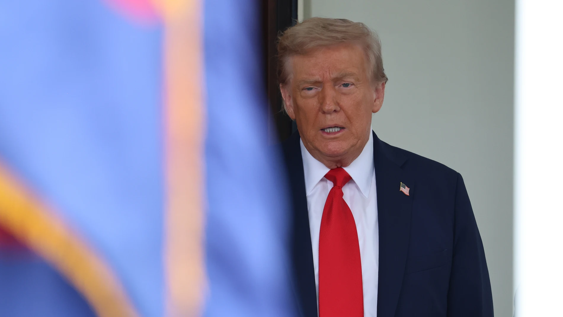 AME1385. WASHINGTON (ESTADOS UNIDOS), 18/08/2025.- El presidente de Estados Unidos, Donald Trump, reacciona al termino de una reunión con su homólogo de Ucrania, Volodímir Zelenski, este lunes, en la Casa Blanca en Washington (EE.UU). EFE/ Octavio Guzmán