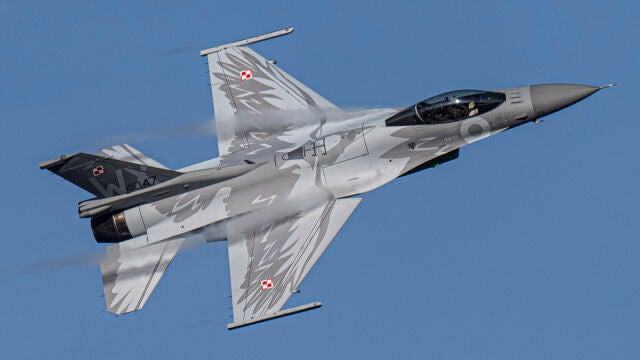 Polonia no se olvida de Rusia: va a modernizar su flota de aviones de combate