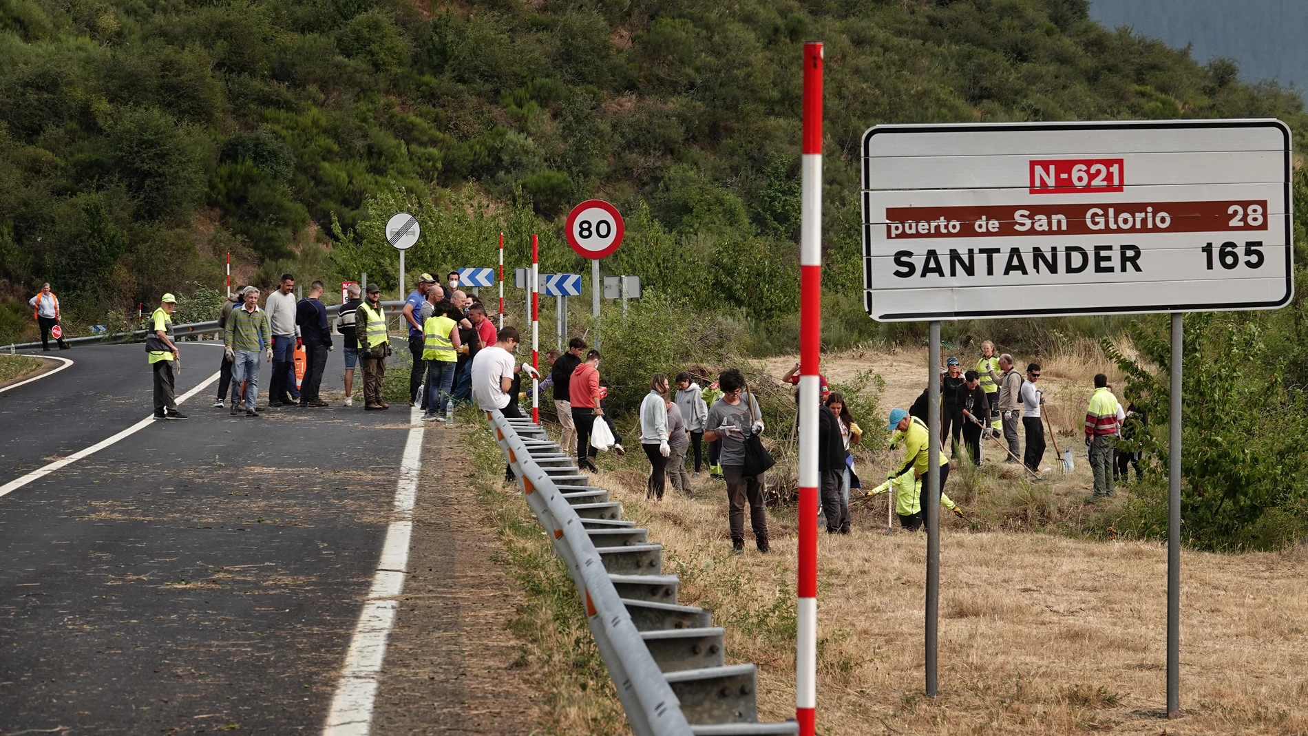 Vecinos de uno de los pueblos confinados en el entorno de los Picos de Europa, a 18 de agosto de 2025, en Tierra de la Riena, León, Castilla y León (España). El incendio de Barniedo de la Reina ha obligado a desalojar las localidades de Espejo de la Reina, Villafrea de la Reina, Santa Marina de Valdeón, Cardiñales, Prada de Valdeón, Los Llanos, Soto de Valdeón, Caldevilla de Valdeón y Posada de Valdeón. Para los evacuados se han habilitado espacio en los albergues de Riaño 19 AGOSTO 2025 Xu...