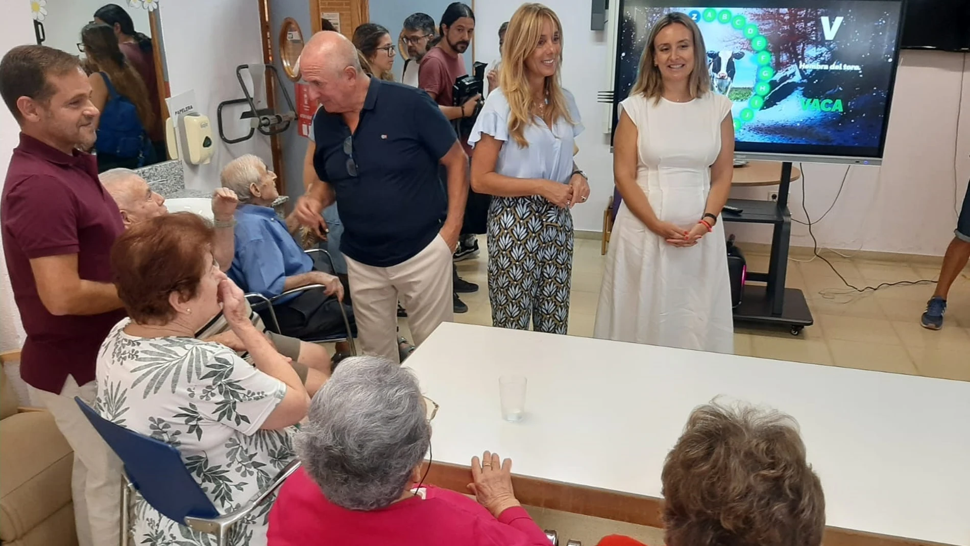 La consejera de Política Social, Familias e Igualdad, Conchita Ruiz, junto a la concejala de Bienestar Social del Ayuntamiento de Murcia, Pilar Torres, durante su visita al centro de día de Beniaján