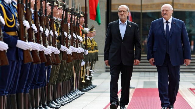 El presidente bielorruso, Alexander Lukashenko, recibe al iraní Masoud Pezeshkian