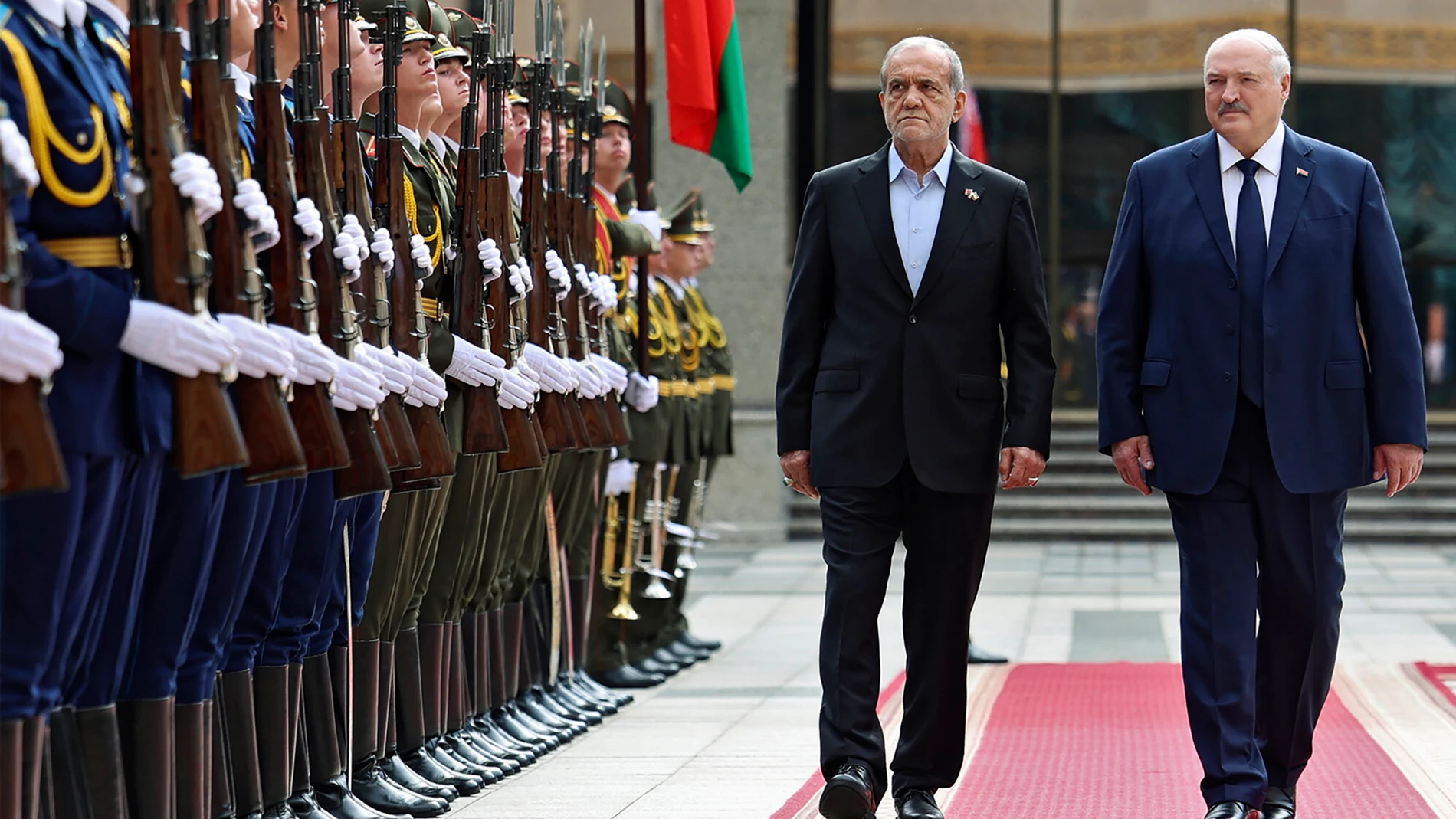 MINSK (Belarus), 20/08/2025.- A handout photo made available by the Belarus President's office shows President of Belarus Alexander Lukashenko (R) and Iranian President Masoud Pezeshkian (C) attending a welcoming ceremony during their meeting in Minsk, Belarus, 20 August 2025. (Bielorrusia) EFE/EPA/BELARUS PRESIDENT PRESS SERVICE / HANDOUT HANDOUT EDITORIAL USE ONLY/NO SALES