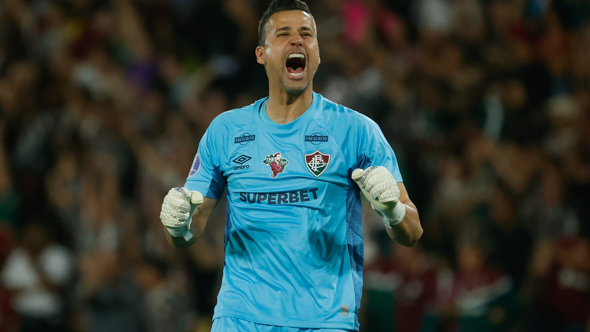 AME1783. RÍO DE JANEIRO (BRASIL), 19/08/2025.- Fabio portero de Fluminense celebra un gol de Kevin Serna este martes, en un partido de los octavos de final de la Copa Sudamericana entre Fluminense y América en el estadio Maracaná en Río de Janeiro (Brasil). EFE/ Antonio Lacerda