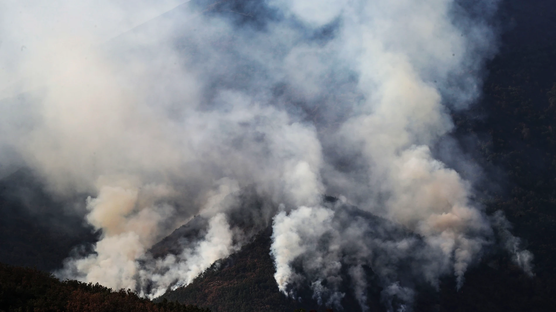 PONFERRADA, 20/08/2025.- La bajada de las temperaturas, el aumento de la humedad y el refuerzo de los medios han permitido una mejora notable de la situación de los incendios en Castilla y León, que mantiene 16 de gravedad 1 y 2, con la vista puesta en Porto (Zamora), en el Parque Natural del Lago de Sanabria y en la zona norte de León. En la imagen, incendio en Compludo. EFE/Ana F. Barredo