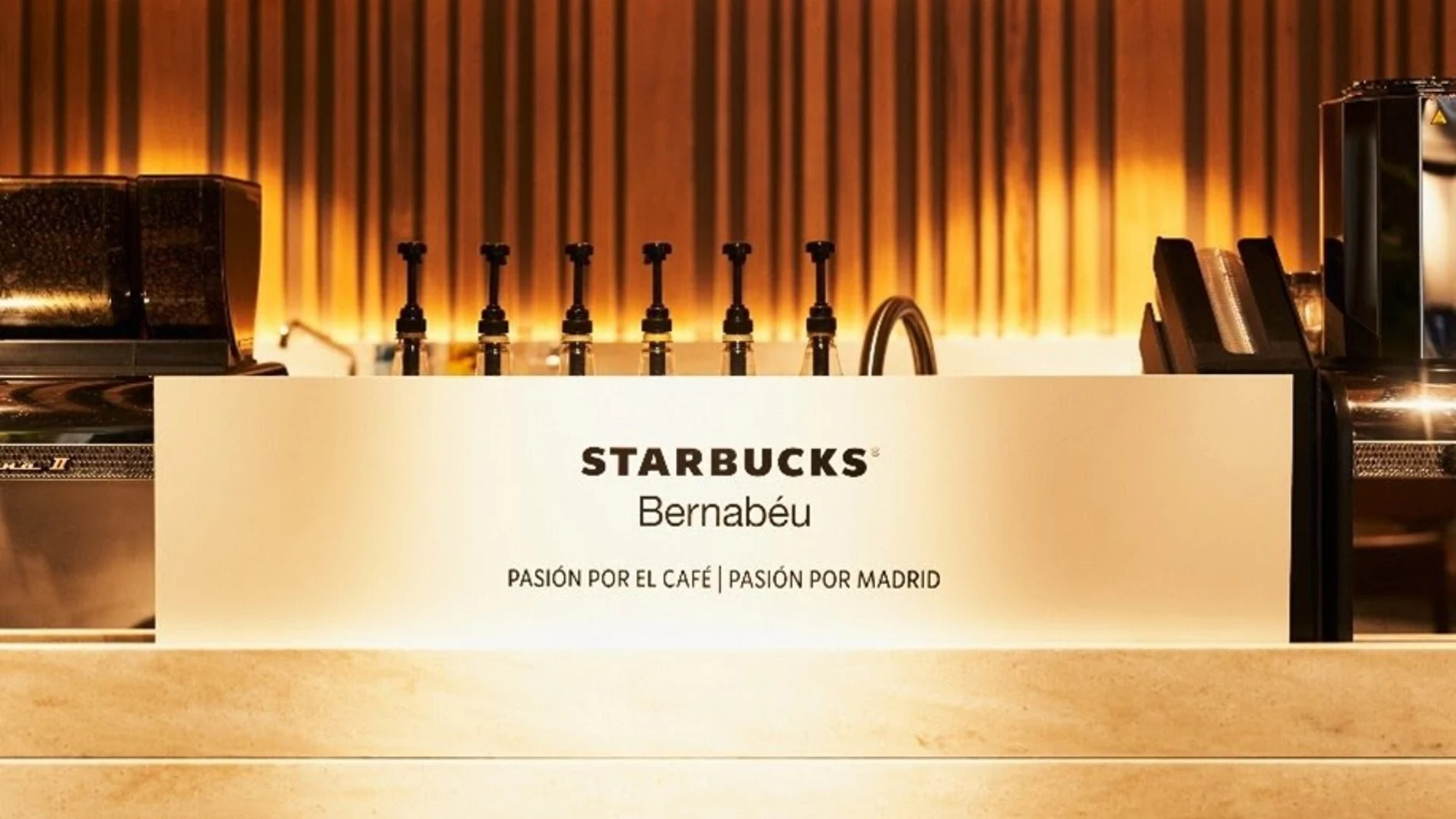 MADRID.-Starbucks abrirá este viernes en el Estadio Santiago Bernabéu su tienda más grande de España