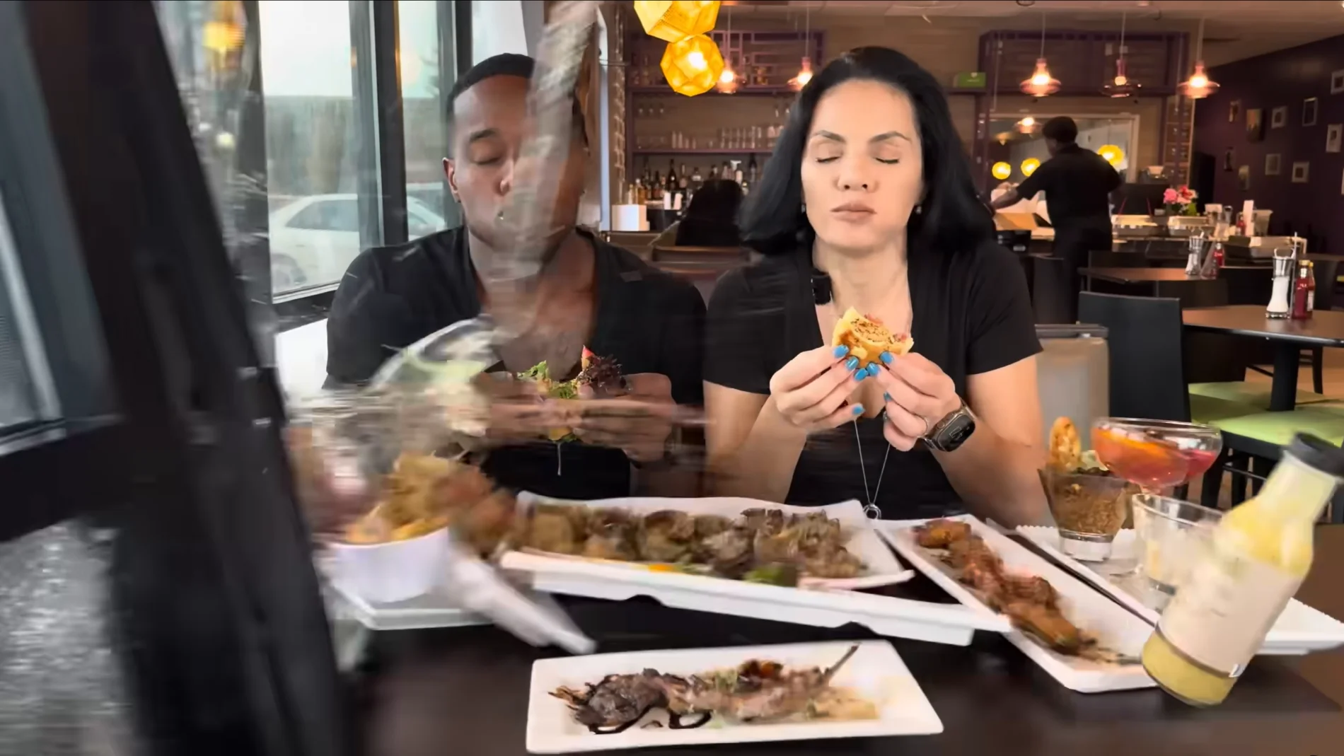 Un vehículo se estrella contra un restaurante mientras dos creadores de contenido se grababan probando la comida