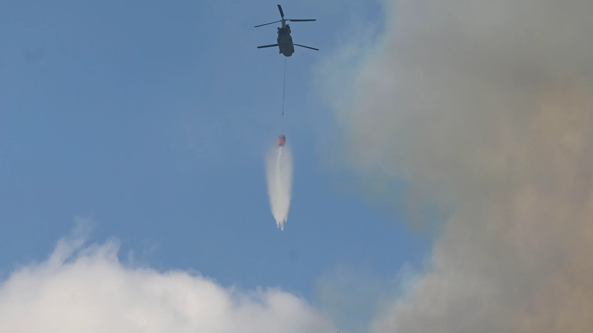 BOCA DE HUÉRGANO (LEÓN), 20/08/2025.- Un helicóptero en labores de extinción del incendio en Boca de Huérgano (León), que afecta a los Picos de Europa. EFE/J.Casares