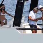 Carlos Sainz Jr. y Rebecca Donaldson celebran su segundo aniversario de amor presumiendo de cuerpos en Mallorca