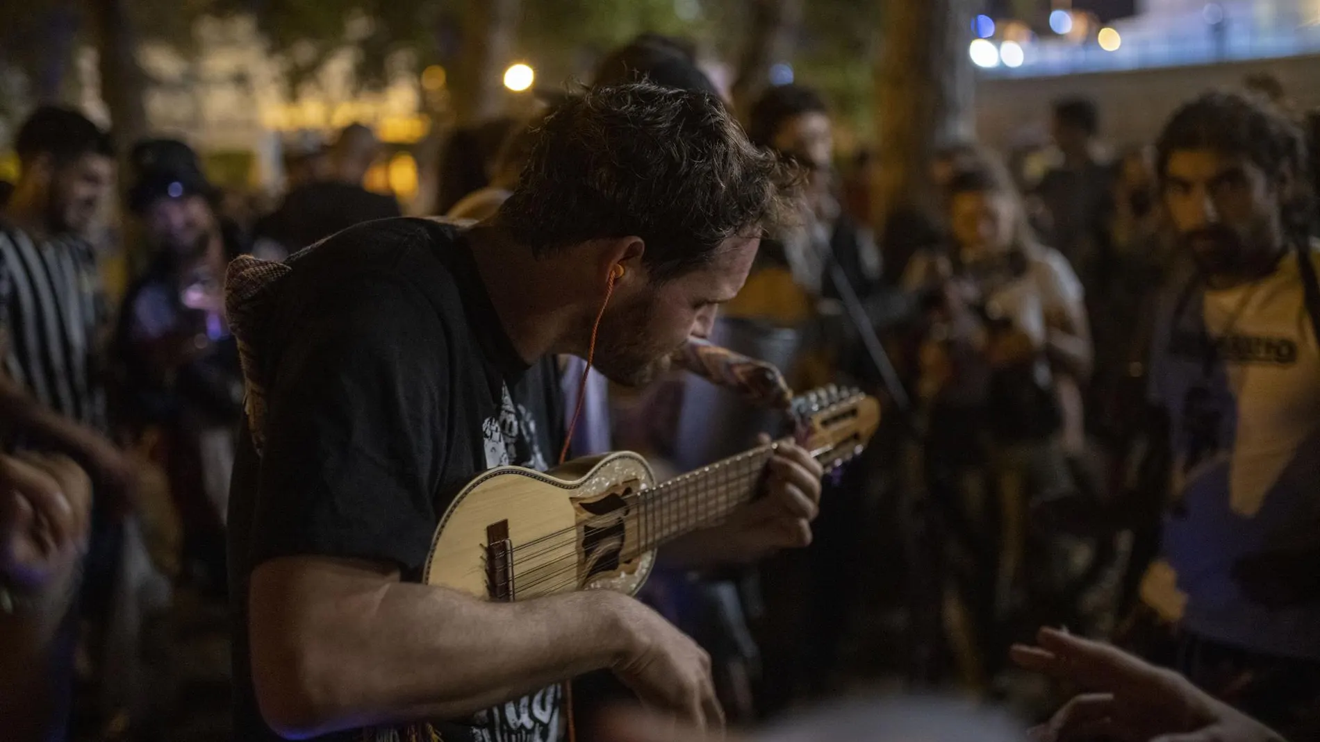 Un músico en el parque de la Espanya Industrial, durante la primera noche de las Fiestas de Sants de 2021