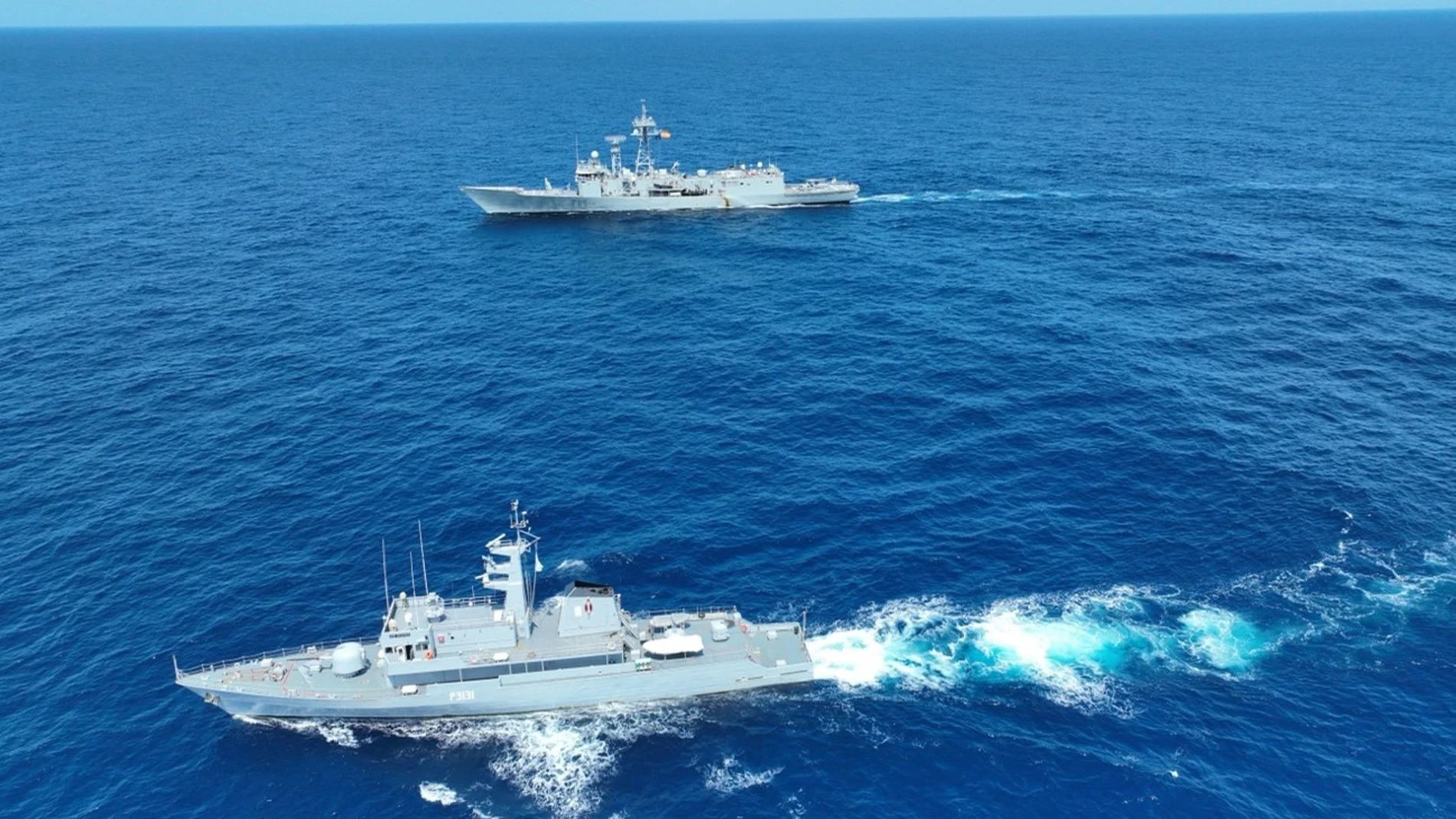 La fragata "Navarra" refuerza su presencia en África y une lazos con la Marina de Kenia