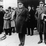 Spanish general and dictator Miguel Primo de Rivera y Orbaneja (1870 - 1930) leaving the Royal Palace after resigning as dictator