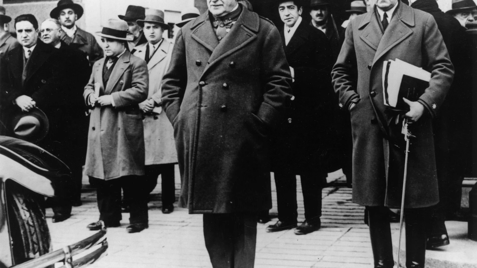 Spanish general and dictator Miguel Primo de Rivera y Orbaneja (1870 - 1930) leaving the Royal Palace after resigning as dictator