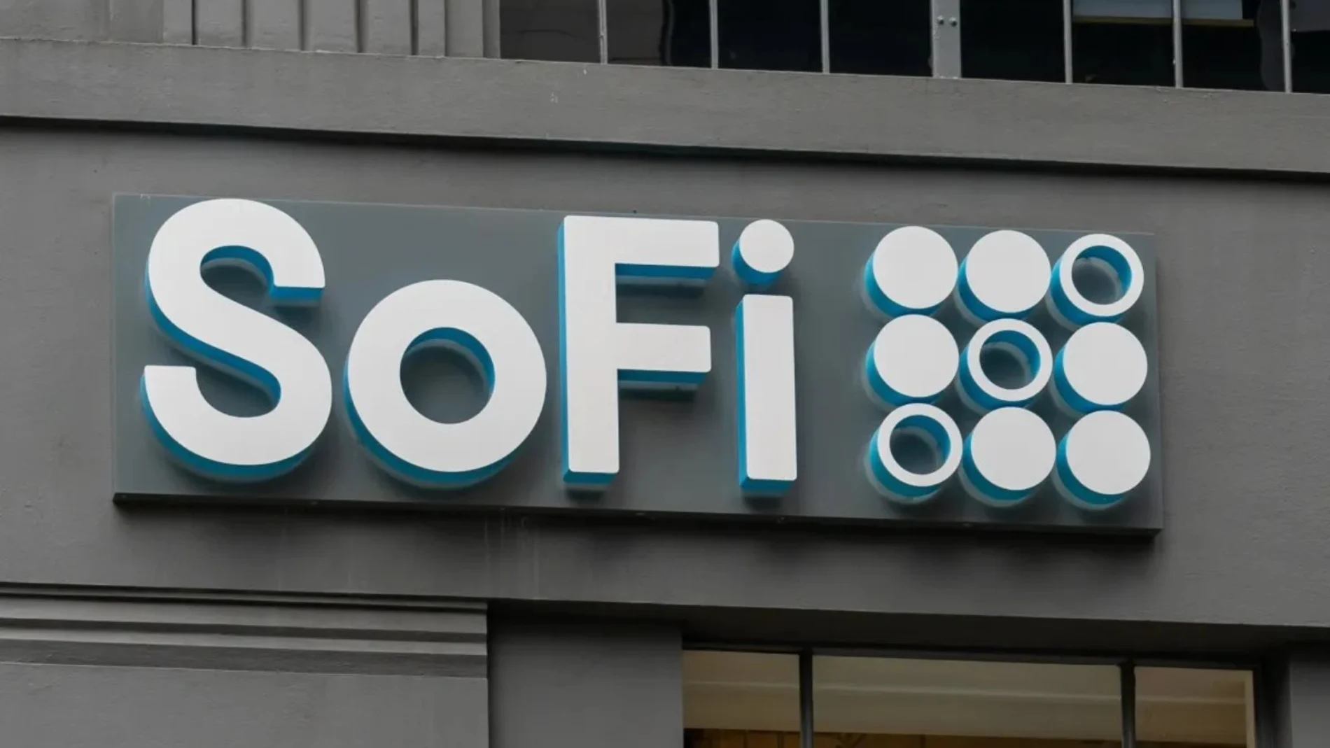 Logo del neobanco SoFi en un edificio