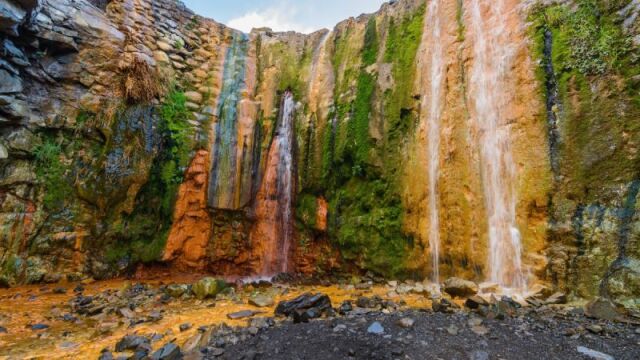 La Cascada de Colores de España: así es el fenómeno que hace que cambie de color