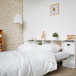 Dormitorios minimalistas: las 5 piezas imprescindibles de Zara Home esta temporada