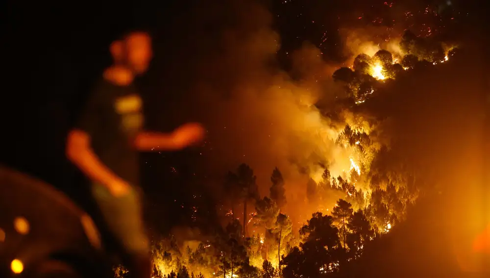 Efectivos continúan trabajando en las labores de extinción del incendio de Quiroga (Lugo)
