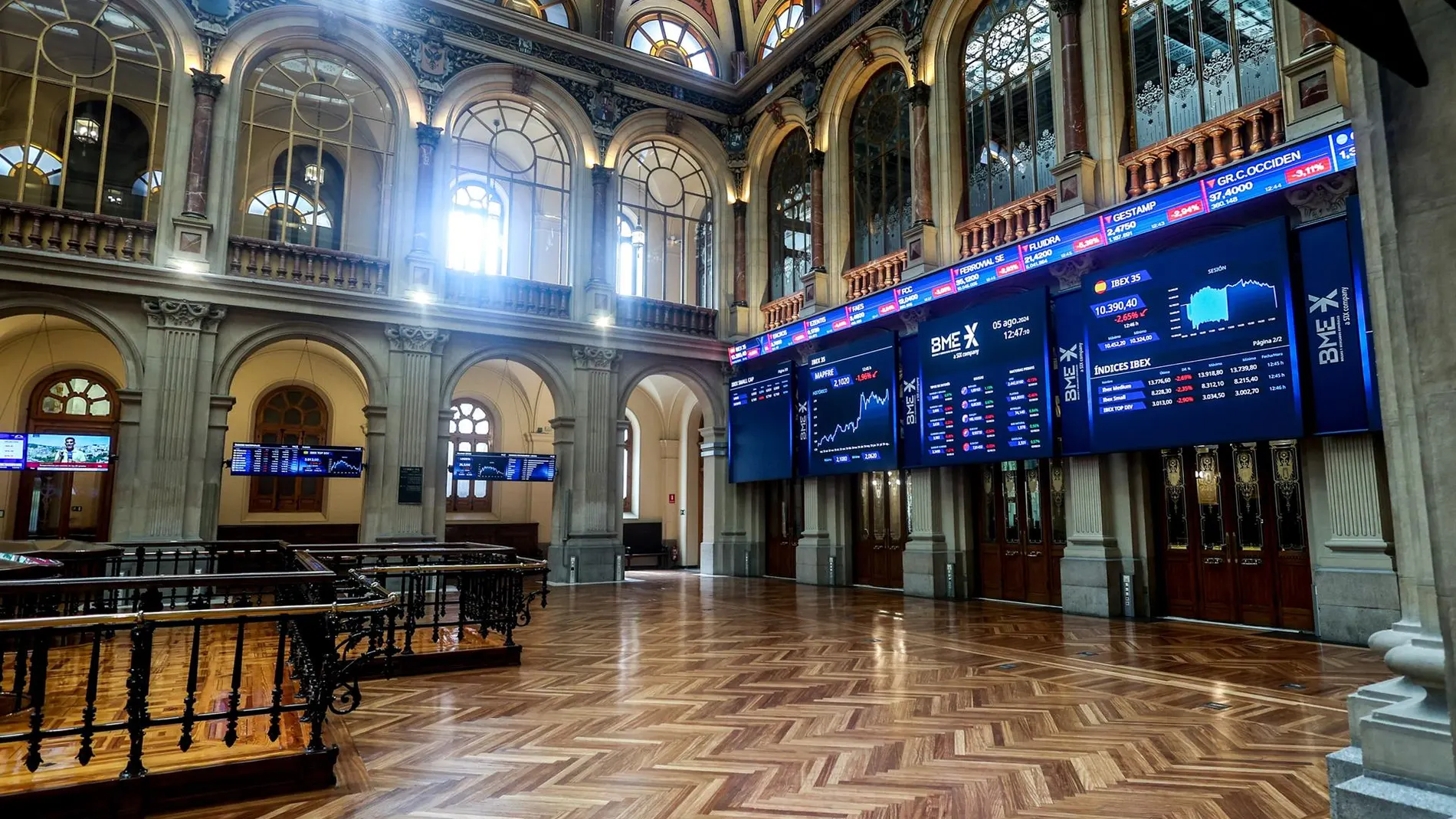 Economía/Bolsa.- El Ibex 35 cierra casi plano (-0,08%), pero por debajo de los 15.300 enteros