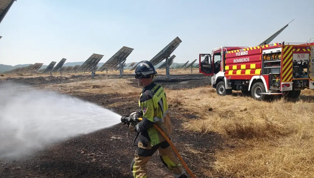 Un efectivo del CEIS trabaja en la extinción del fuego originado en un parque solar de Caravaca de la Cruz (Murcia)