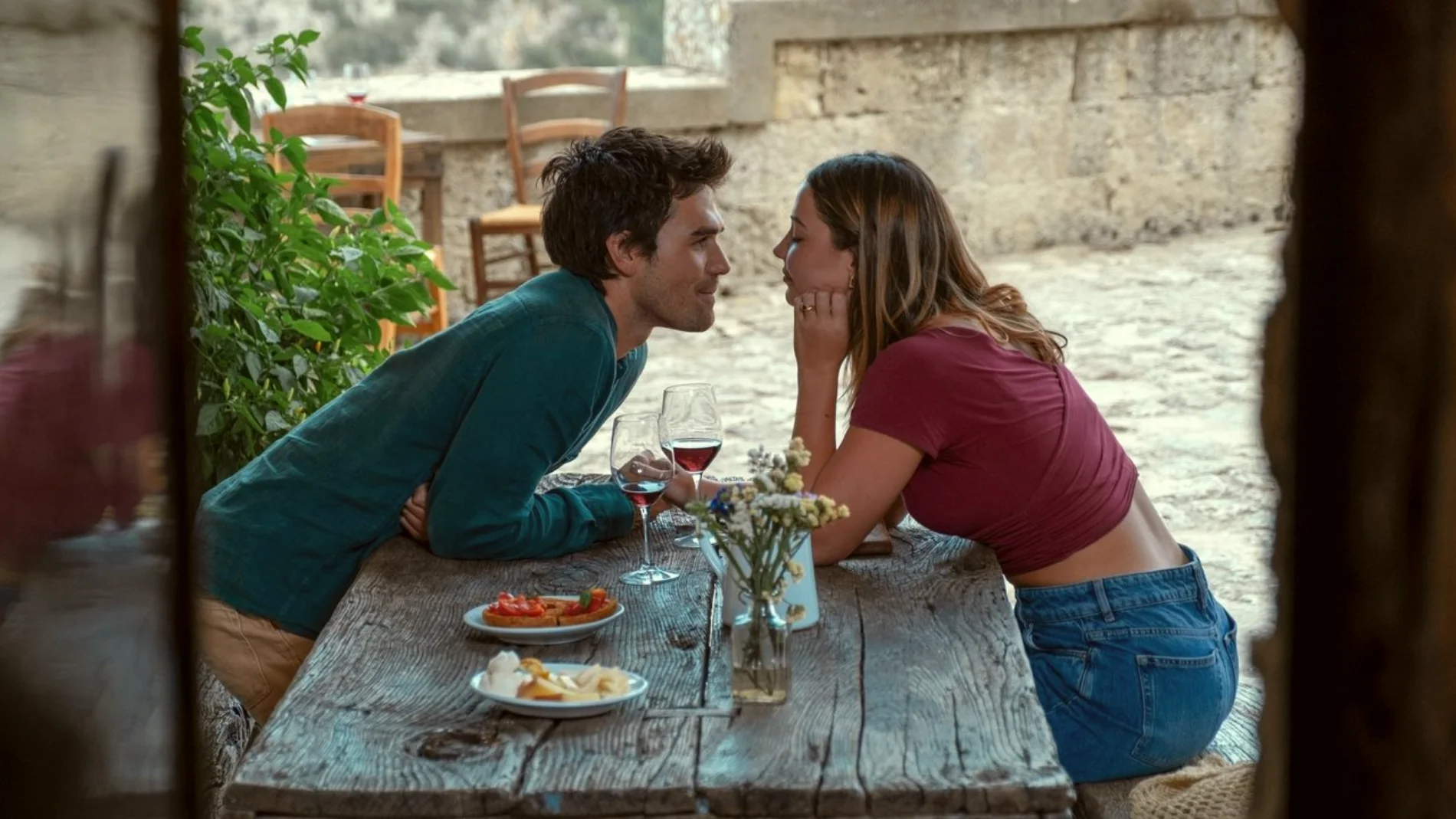 Con Madelyn Cline y K.J. Apa como protagonistas