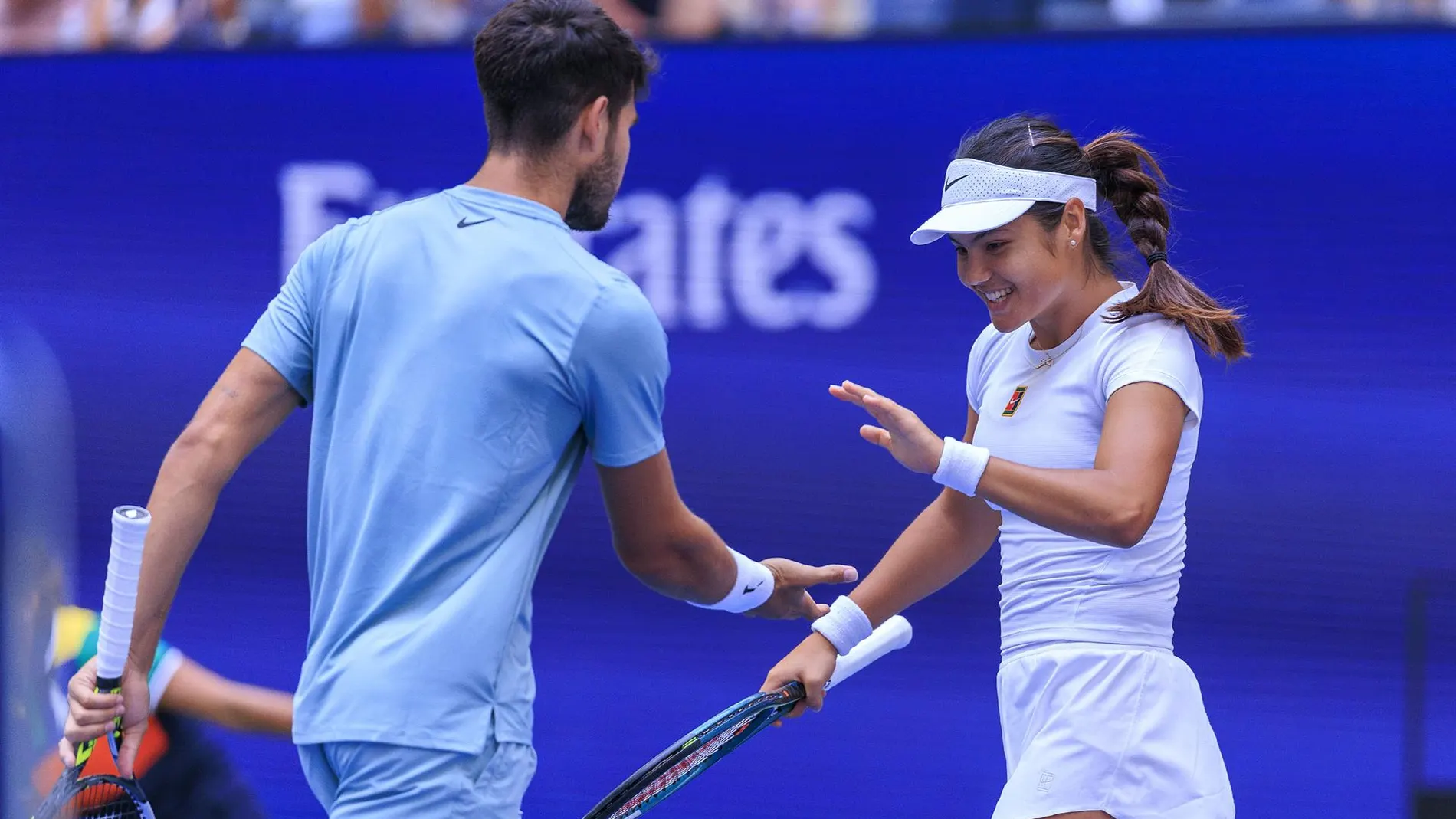 Tenis/US Open.- Carlos Alcaraz y Emma Raducanu caen en su estreno en el dobles mixto del US Open