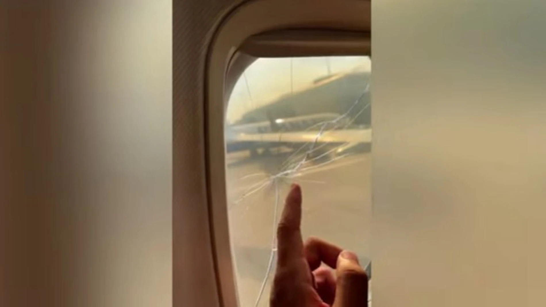 La ventana rota de un avión que cubría la ruta entre Manchester e Ibiza