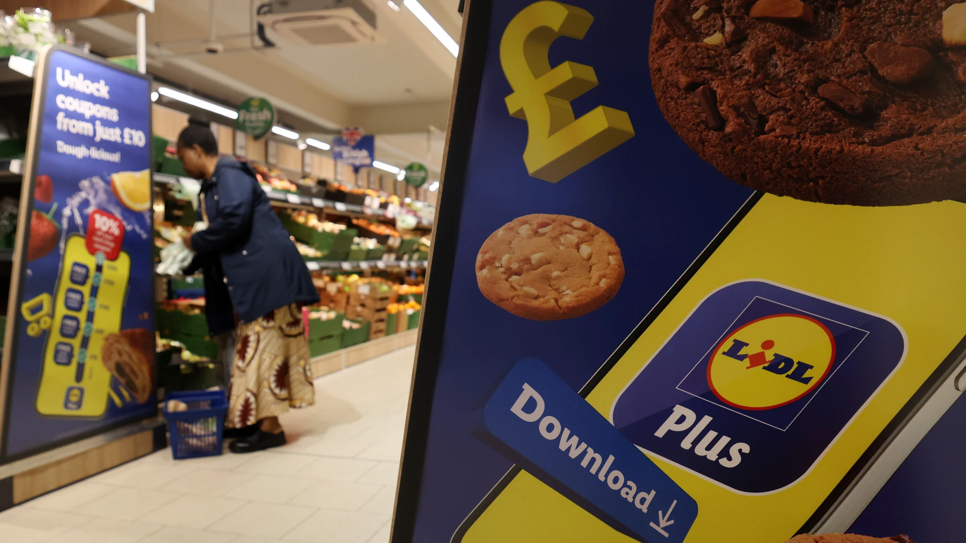LONDON (United Kingdom), 20/08/2025.- A customer shops at a Lidl supermarket in London, Britain, 20 August 2025. Lidl is close to becoming UK’s fifth largest supermarket after announcing soaring second quarter profits for 2025. German retailer Lidl reported 10.7 percent profits in the three months to July, more than double of its competitors. (Reino Unido, Londres) EFE/EPA/ANDY RAIN