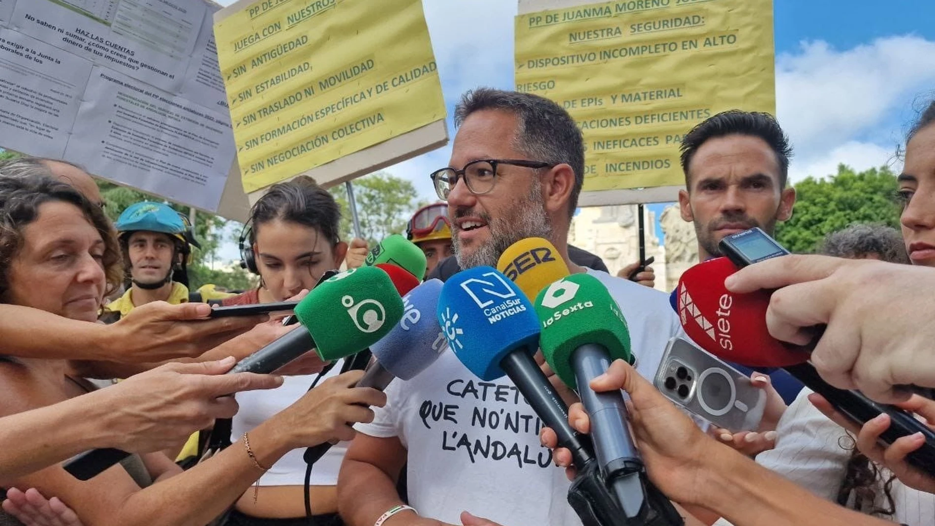 El portavoz de Adelante Andalucía, José Ignacio García, atendiendo a los medios en una manifestación de Bomberos en Cádiz. REMITIDA / HANDOUT por ADELANTE ANDALUCÍA Fotografía remitida a medios de comunicación exclusivamente para ilustrar la noticia a la que hace referencia la imagen, y citando la procedencia de la imagen en la firma 20/08/2025