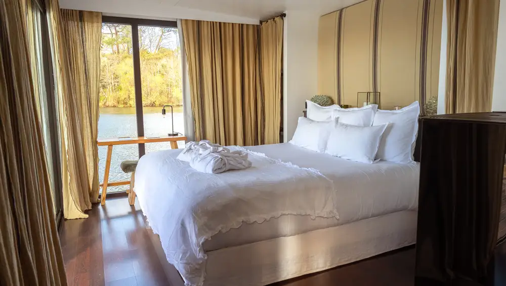 Habitación de Brindos Lac & Château con vistas al lago