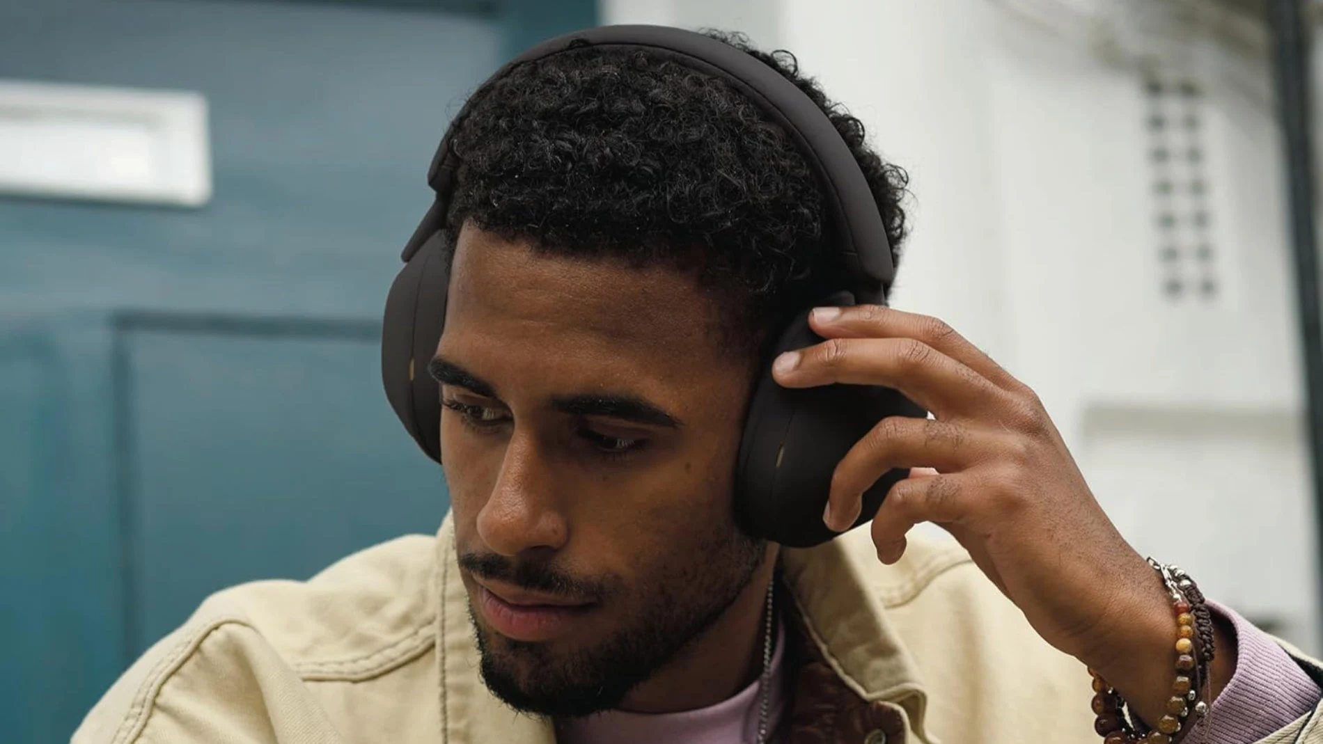 Los auriculares Sony WH-1000XM5 tienen control de sonido adaptativo
