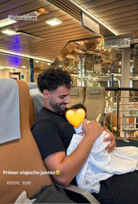 Asraf Beno junto a su hijo Cairo