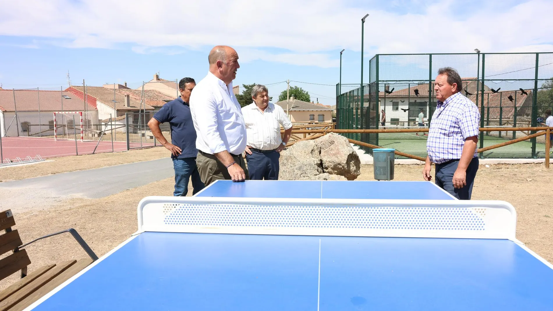 Miguel Ángel de Vicente en una visita a la localidad de Gallegos