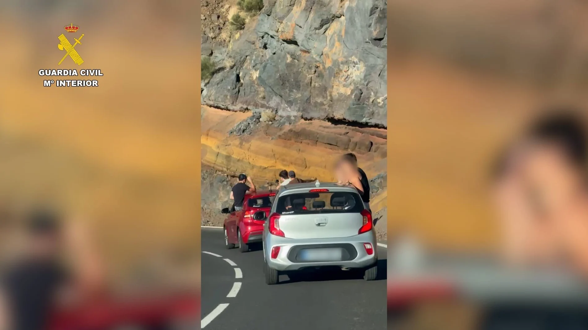 Turistas conducción de manera temeraria en el Teide
