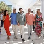 El presidente de la Junta, Juanma Moreno, ayer en Málaga junto a Francisco de la Torre, Elías Bendodo y varios miembros del Gobierno andaluz
