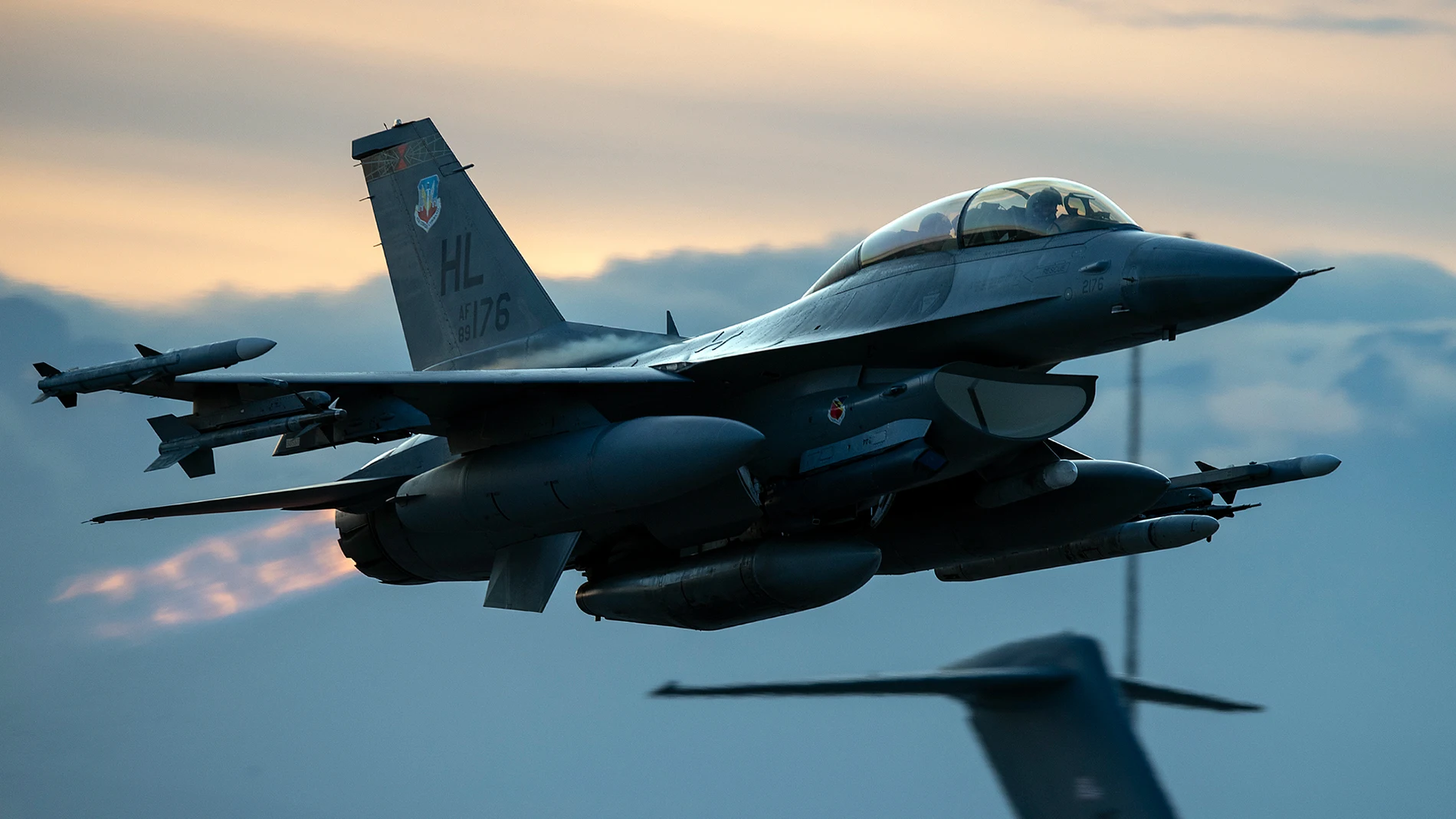Avión militar despegando de una base aérea