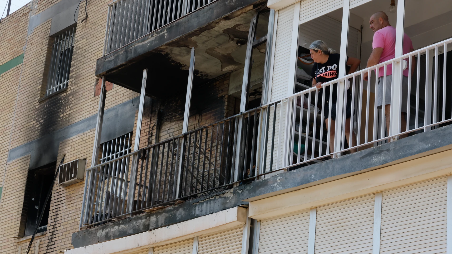 GRAFAND417. ALCALÁ DE GUADAÍRA(SEVILLA), 21/08/2025.- Una mujer ha fallecido y un hombre ha resultado herido en el incendio de una vivienda en Alcalá de Guadaíra (Sevilla), según ha informado el 112, tras saltar a la calle desde su casa en llamas en una segunda planta. EFE/José Manuel Vidal