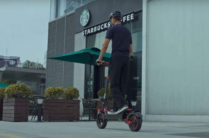 El iScooter iX5S incorpora un motor de 1000 W para subir cuestas sin esfuerzo