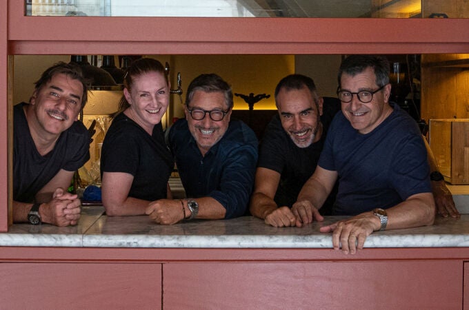 Los hermanos Roca en el Bar de Viinos, Tapas y Platillos, junto a otros miembros del equipo.