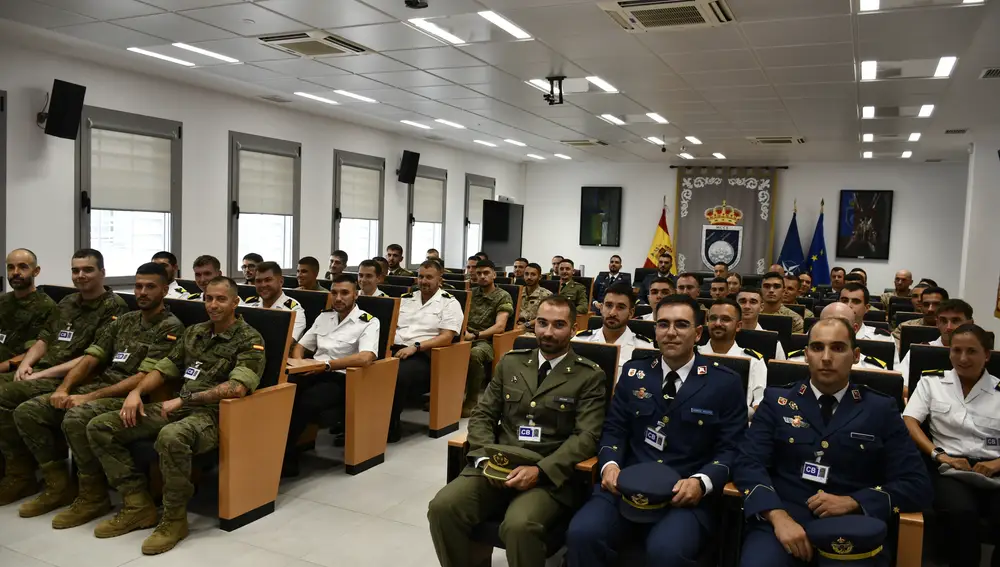 Integrantes del MCCE durante una charla introductoria