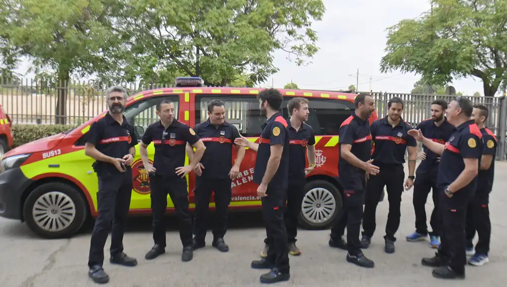 Parte hacia León el relevo del contingente de bomberos de València que colabora en la extinción de los incendios forestales