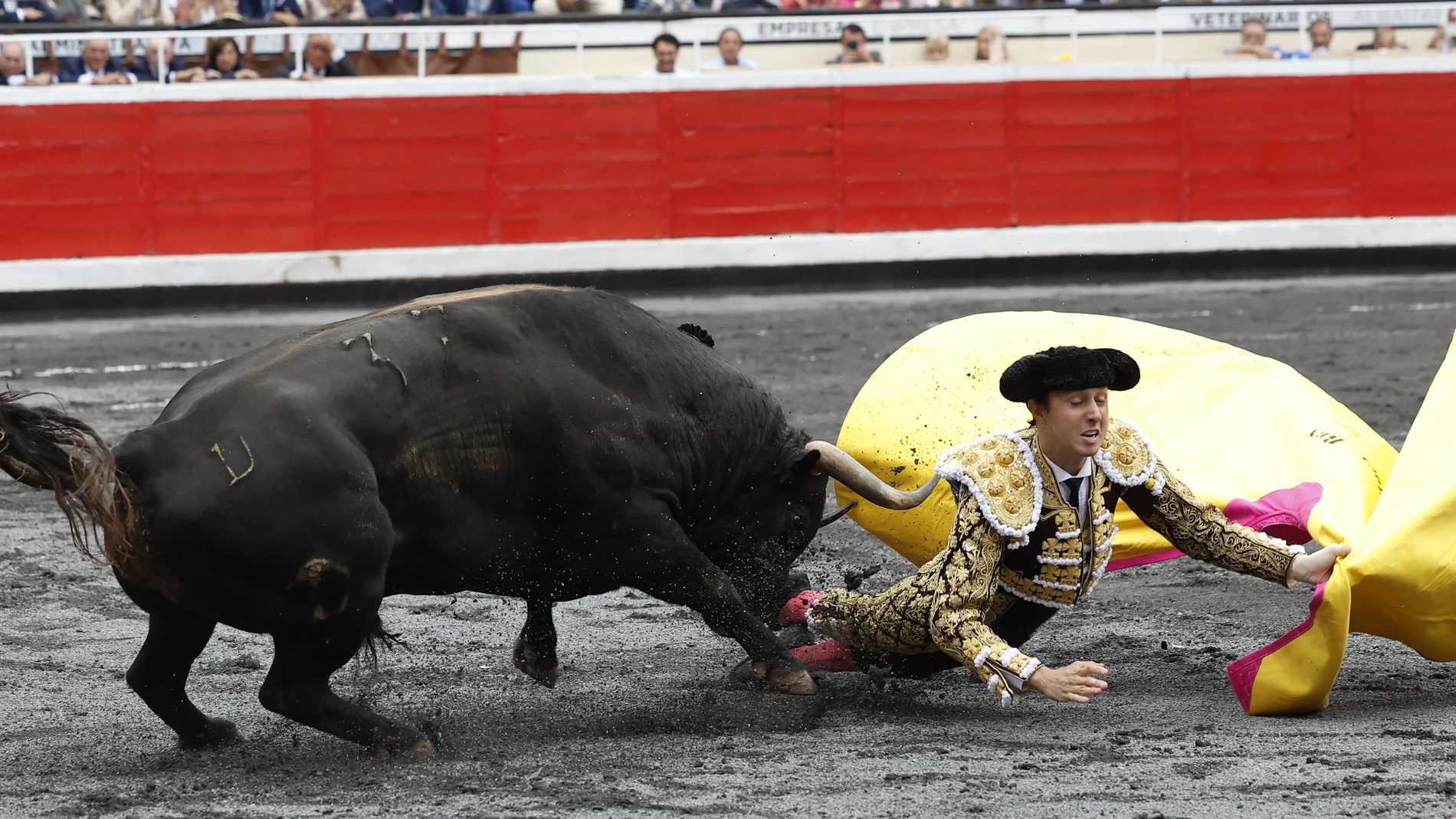 GRAFCAV1806. BILBAO, 21/08/2025.- El torero Roca Rey durante la lidia a su segundo toro de la tarde en la cuarta de abono de las Corridas Generales de la Aste Nagusia 2025 de Bilbao, en la que comparte cartel con los diestros Juan Ortega y Pablo Aguado. EFE/ Miguel Toña