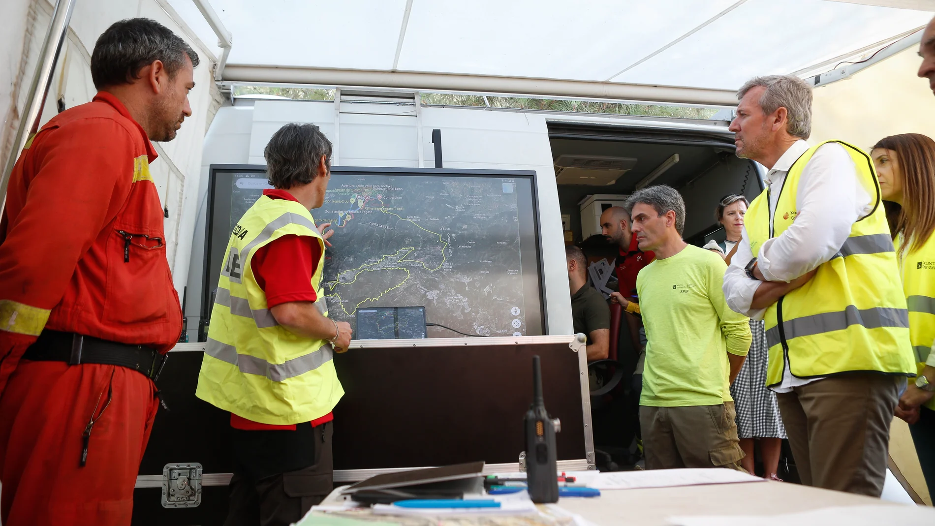 El presidente de la Xunta, Alfonso Rueda (1d), visita el puesto de mando avanzado de Quiroga, a 21 de agosto de 2025, en Quiroga, Lugo, Galicia (España). Rueda ha visitado el puesto de mando avanzado de Quiroga para hacer un seguimiento de la situación de las zonas afectadas por los incendios.21 AGOSTO 2025Carlos Castro / Europa Press21/08/2025