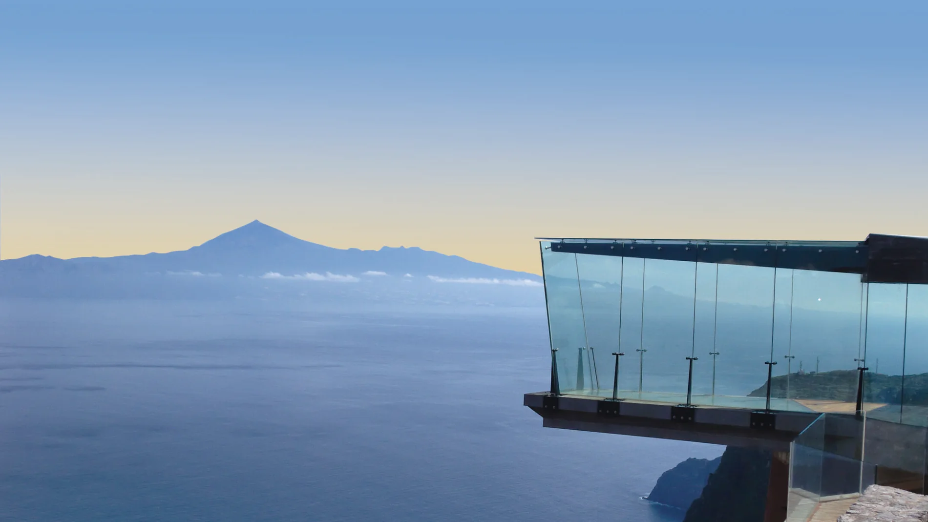 El mirador que desafía el vértigo y en el que sentirás que caminas por el cielo