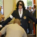 El cantante estadounidense Michael Jackson pasa el control de seguridad a su llegada a la corte del condado de Santa Bárbara,en la ciudad de Santa María,para comparecer ante un tribunal por los cargos de abuso de menores que se le imputan.