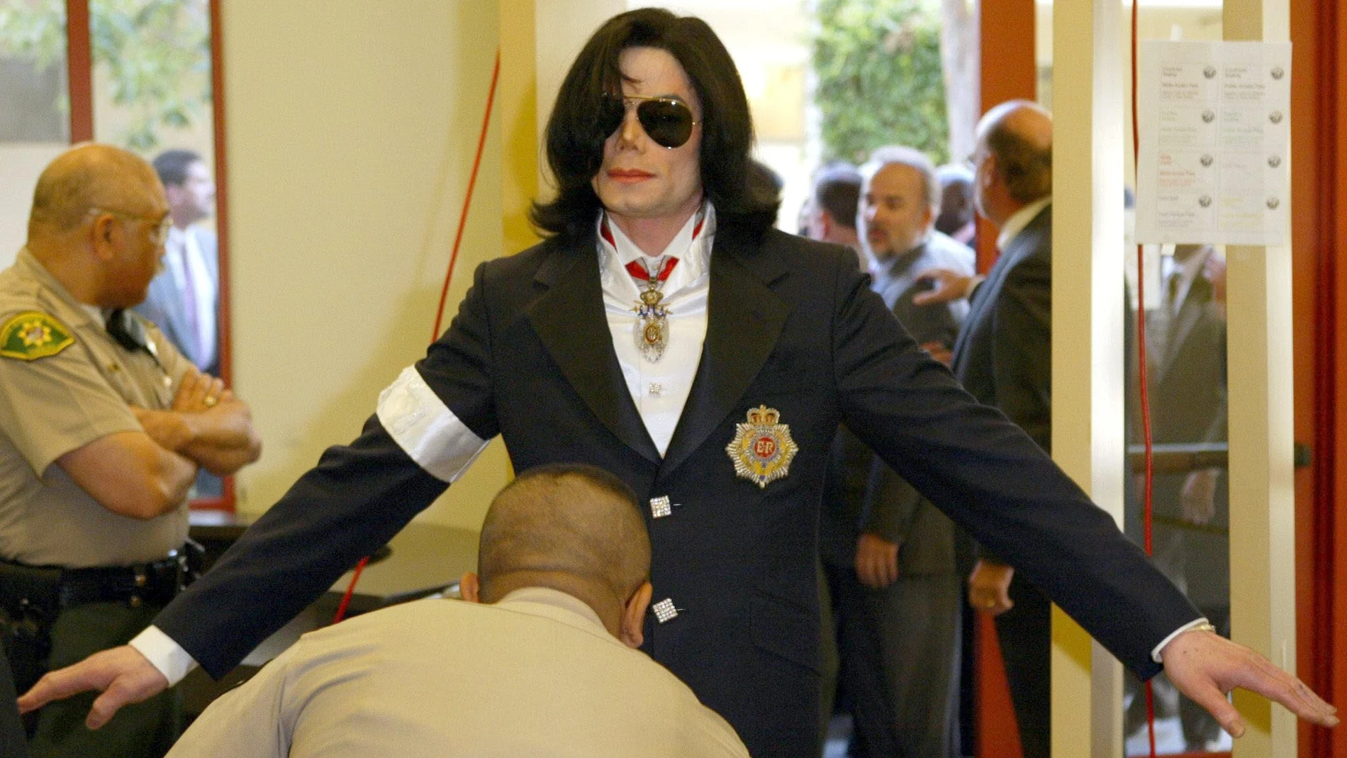 El cantante estadounidense Michael Jackson pasa el control de seguridad a su llegada a la corte del condado de Santa Bárbara,en la ciudad de Santa María,para comparecer ante un tribunal por los cargos de abuso de menores que se le imputan.