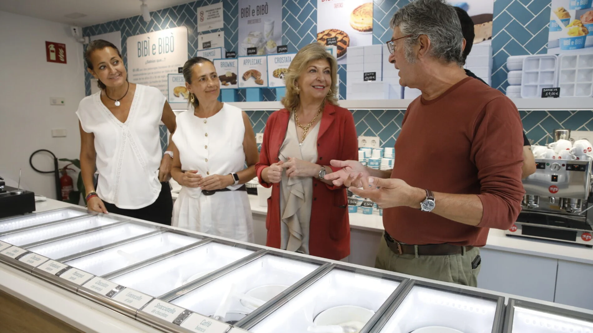 Engracia Hidalgo, Yolanda Estrada y Lola Navarro, visitaron el local de López de Hoyos